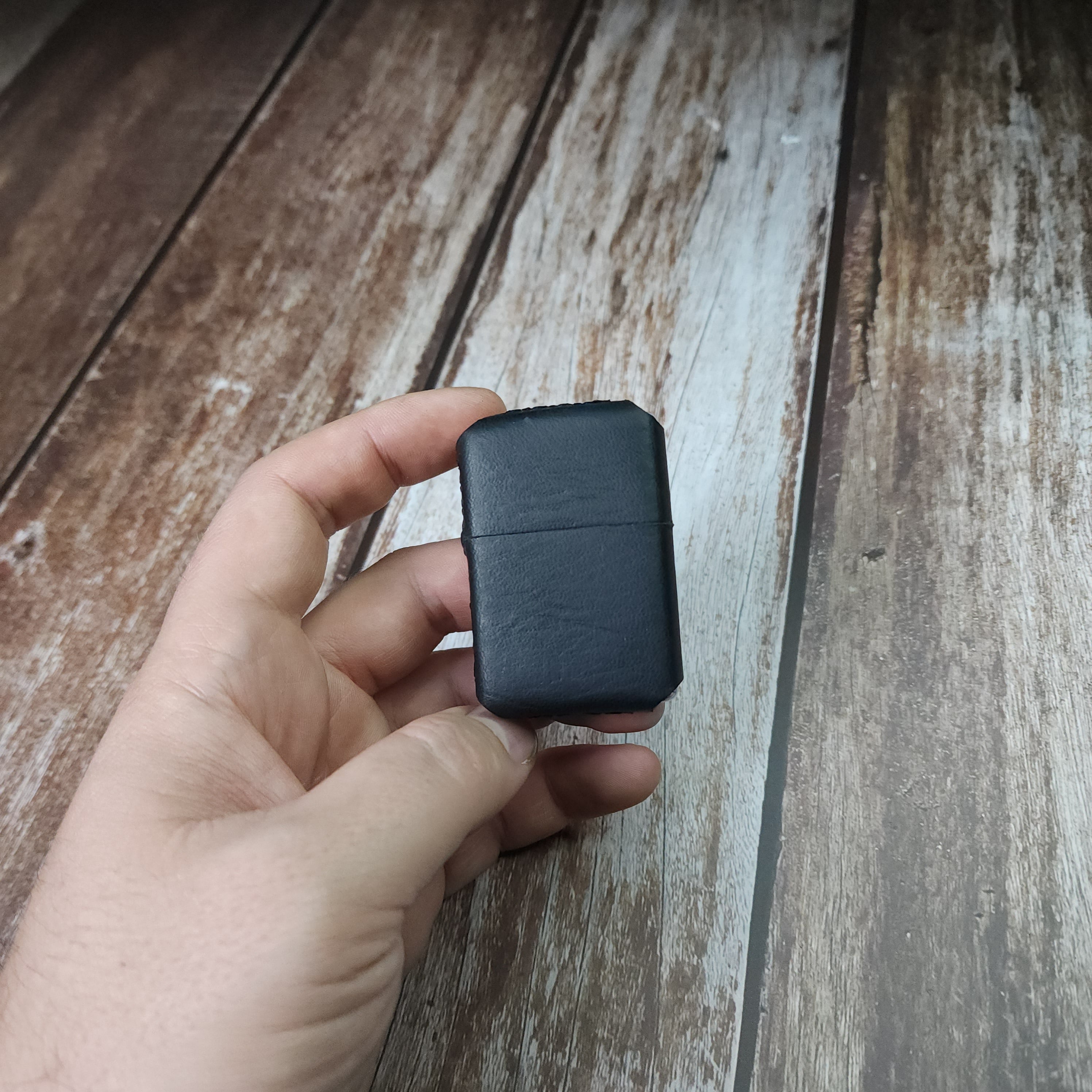 Sesa Craft Deri Kaplı Çakmak – %100 El Yapımı Premium Metal Çakmak