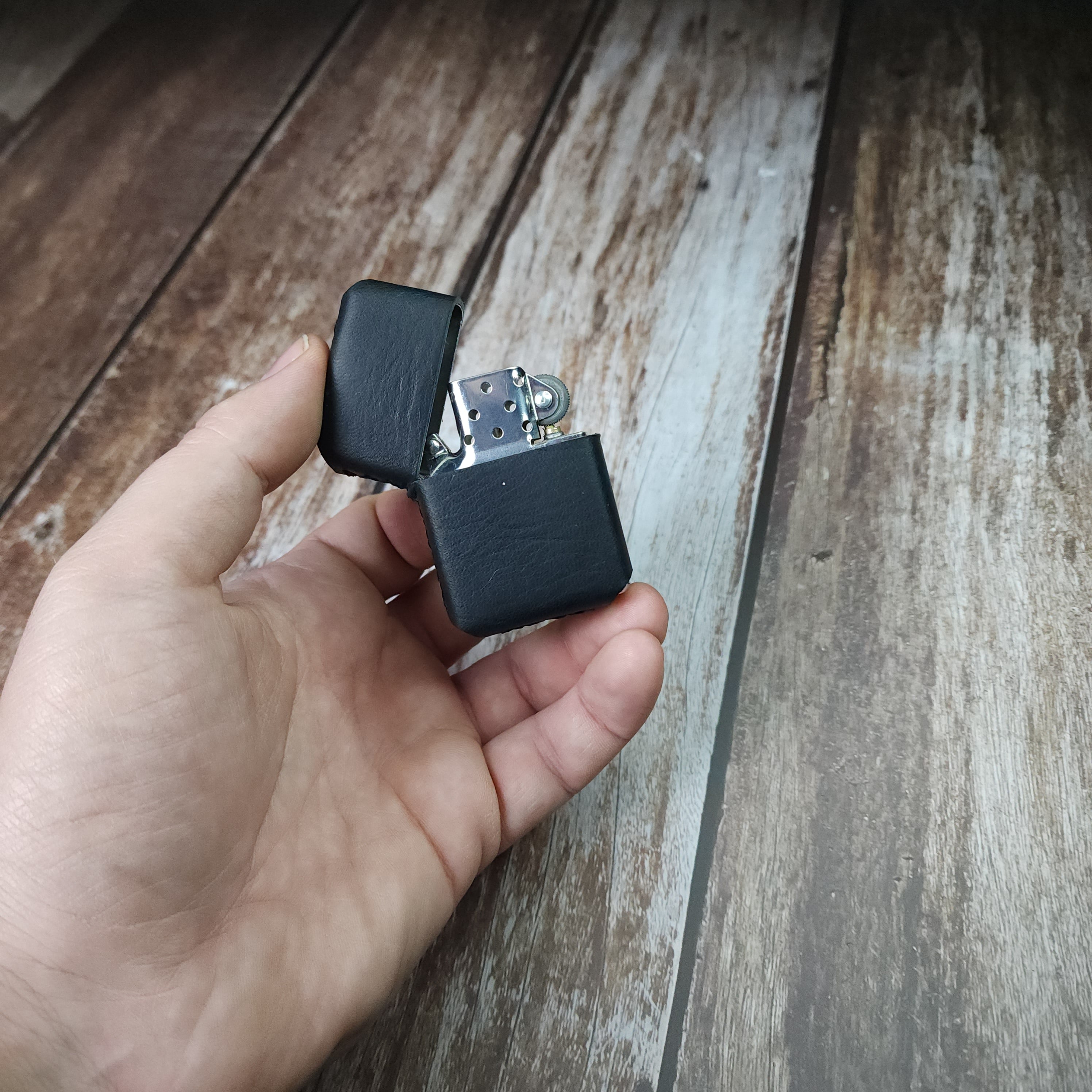 Sesa Craft Deri Kaplı Çakmak – %100 El Yapımı Premium Metal Çakmak