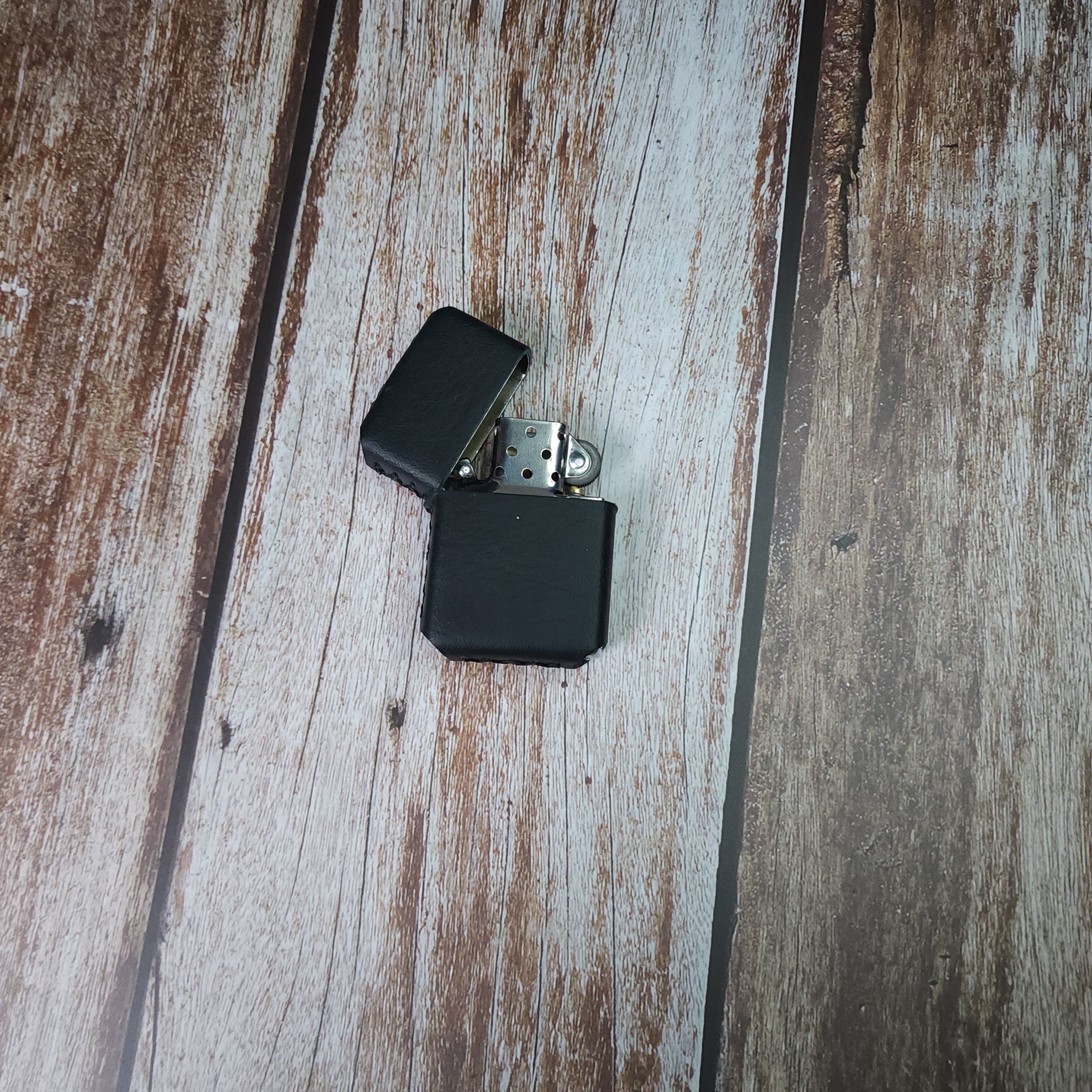 Sesa Craft Deri Kaplı Çakmak – %100 El Yapımı Premium Metal Çakmak