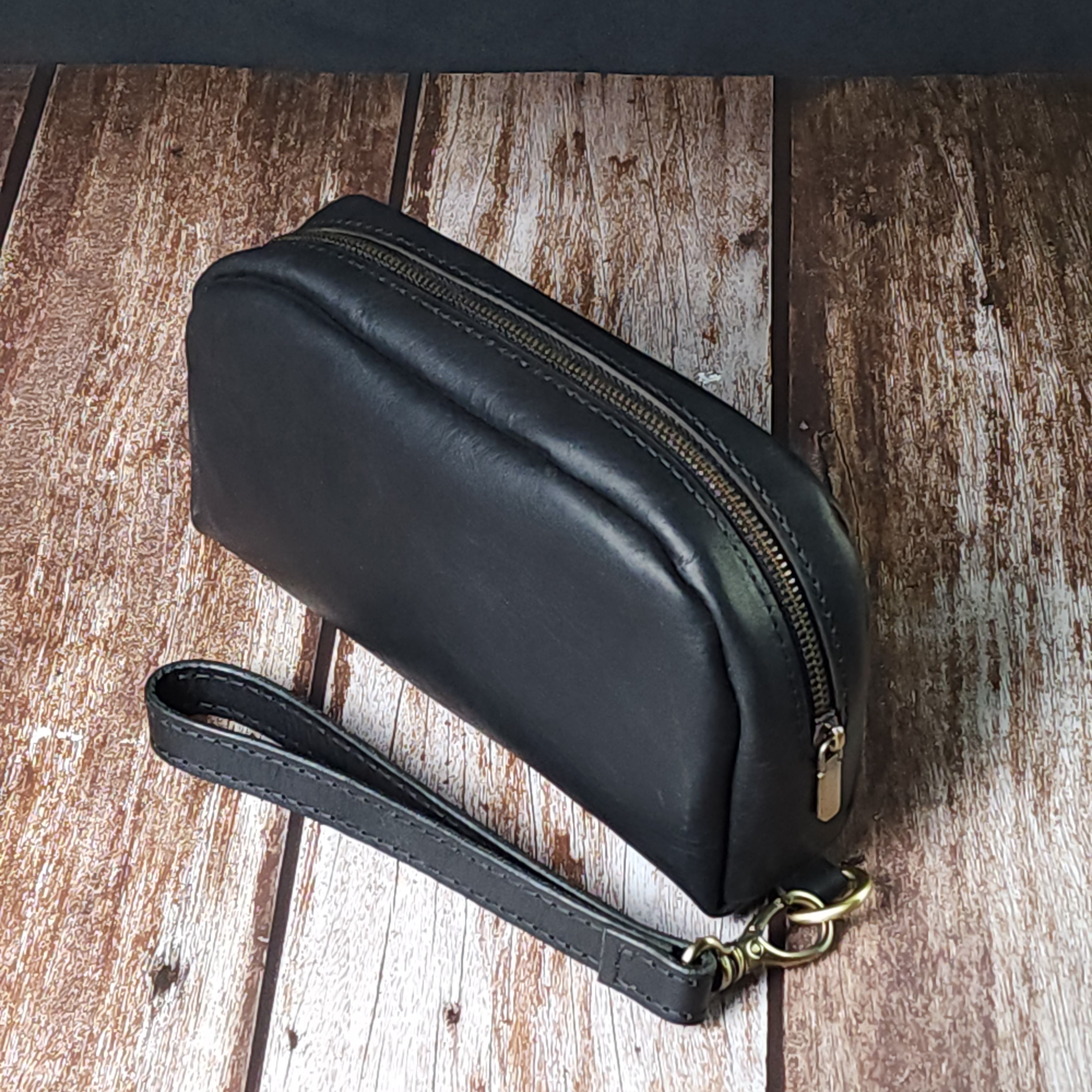 Sesa Verto El Çantası – Deri, Tek Bölmeli, Bilek Askılı, Şık ve Dayanıklı Erkek Aksesuarı