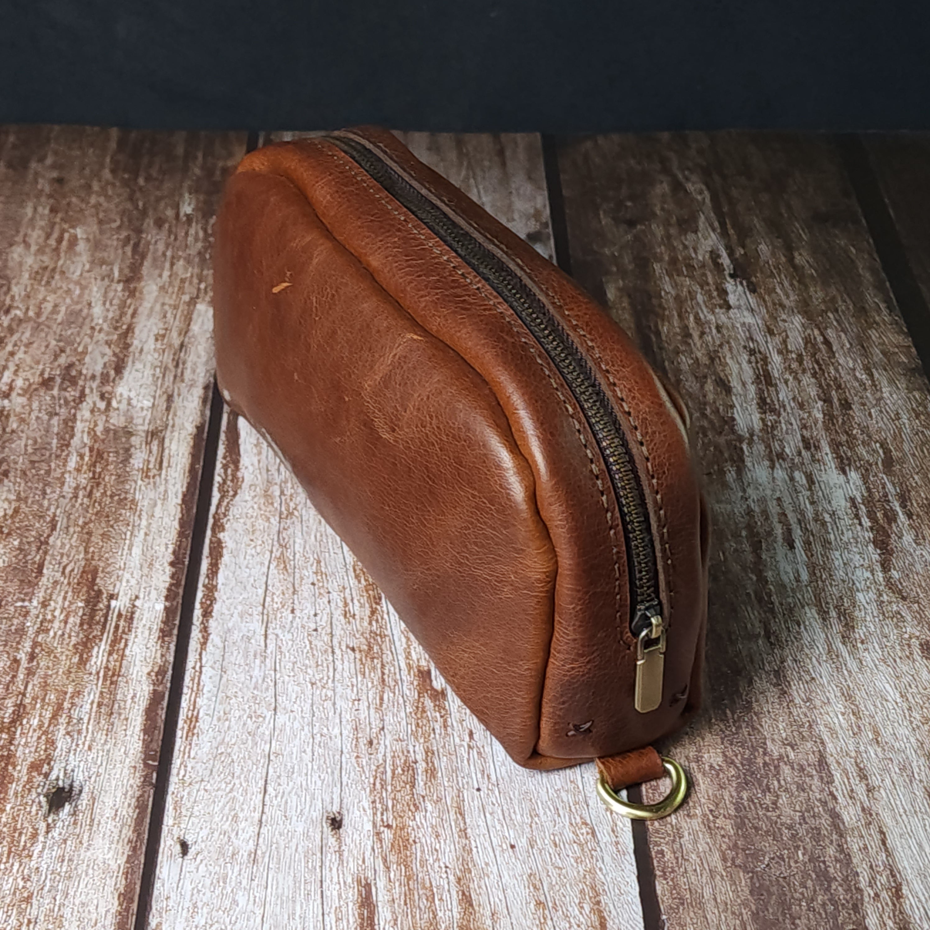 Sesa Verto El Çantası – Deri, Tek Bölmeli, Bilek Askılı, Şık ve Dayanıklı Erkek Aksesuarı