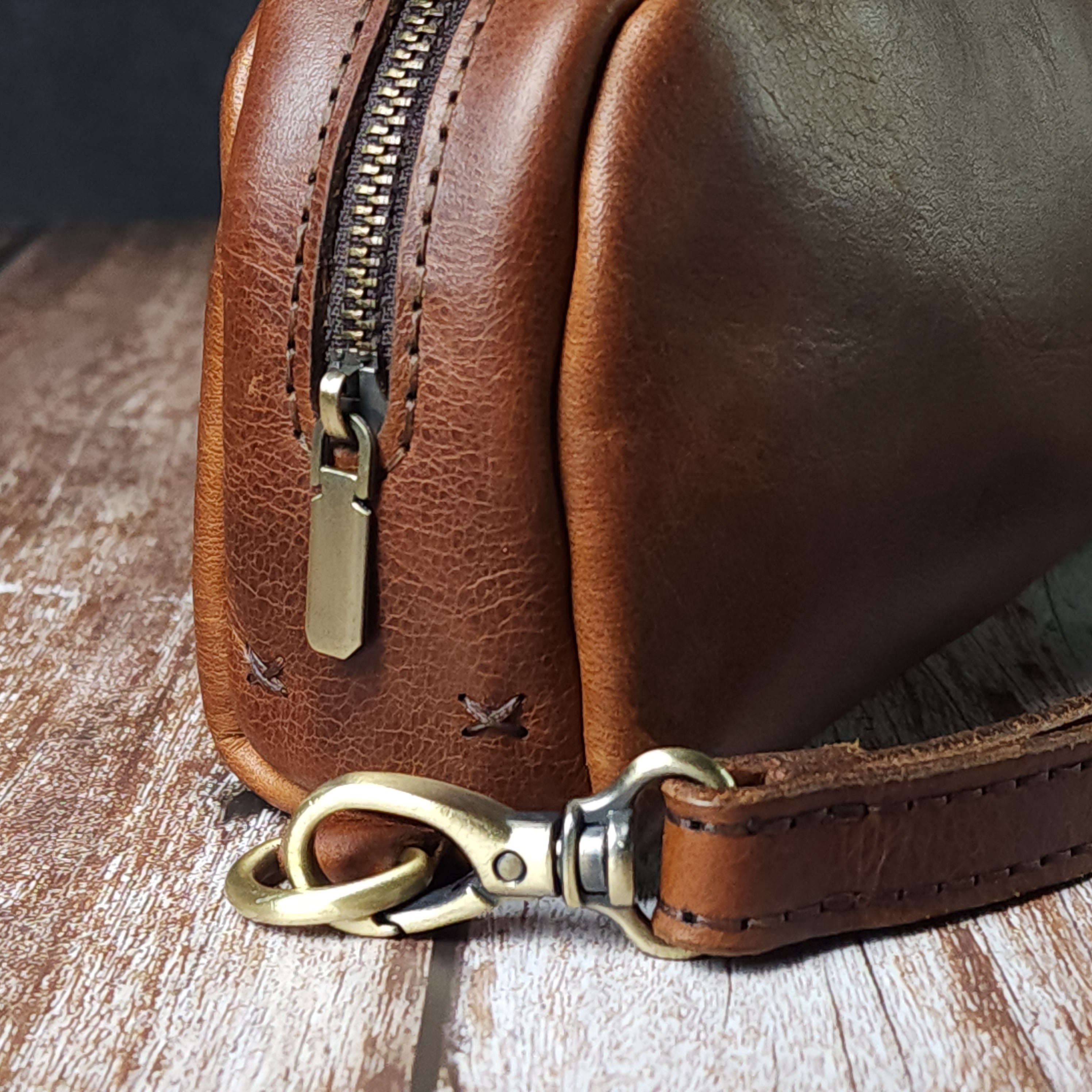 Sesa Verto El Çantası – Deri, Tek Bölmeli, Bilek Askılı, Şık ve Dayanıklı Erkek Aksesuarı