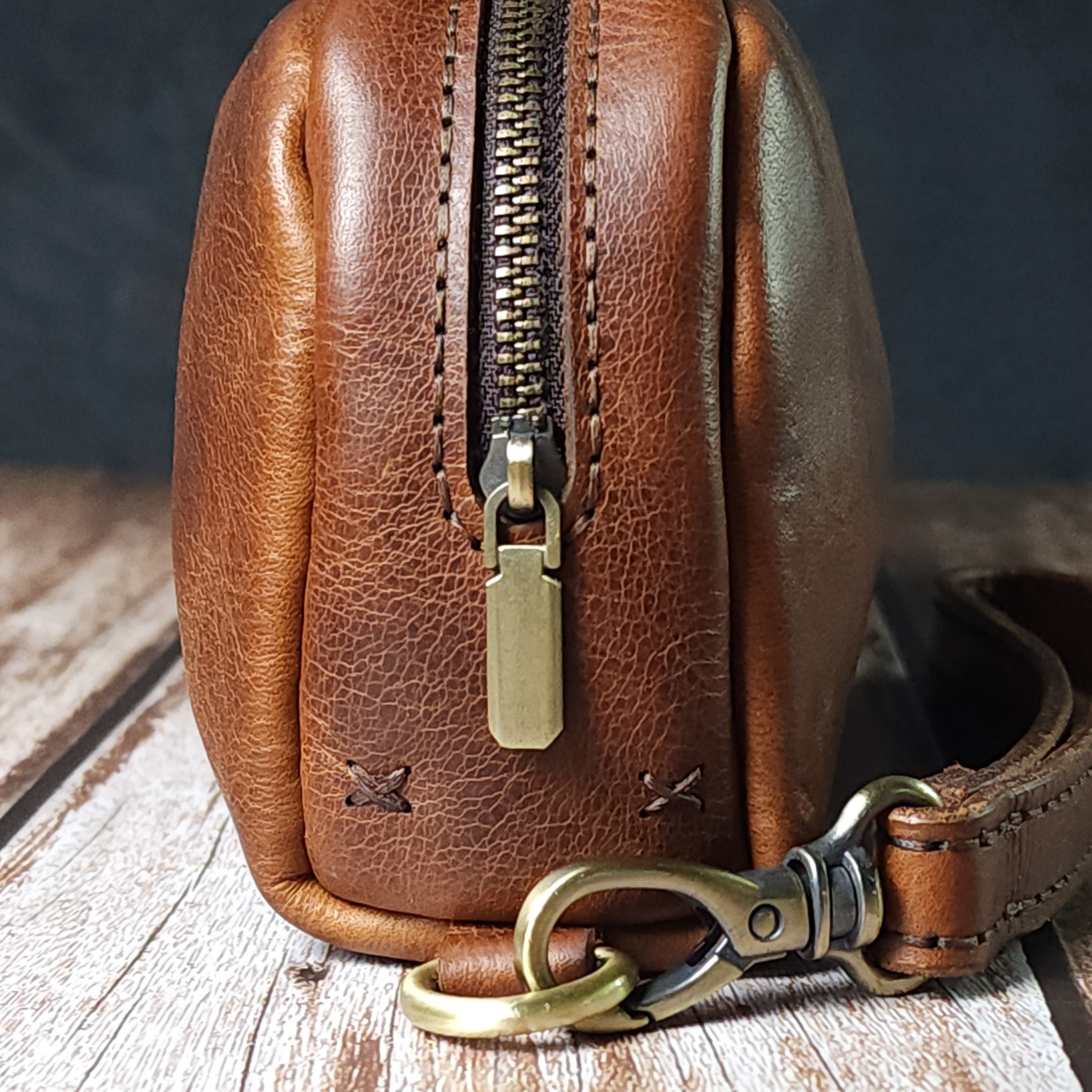 Sesa Verto El Çantası – Deri, Tek Bölmeli, Bilek Askılı, Şık ve Dayanıklı Erkek Aksesuarı